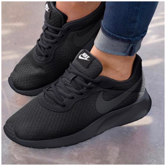 black nike tanjun
